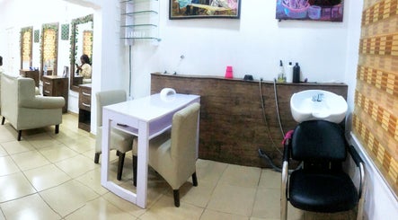 Hairloom Salon, Gwarinpa, bilde 3
