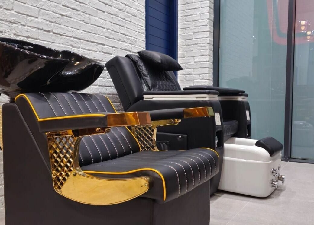 Elegant salon chairs at Doc Barnet - Aljada Solo, Sharjah, Sharjah, AE with modern design and comfort features.