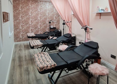 Silk Touch Lashes Glenrothes features a chic, pink-themed lounge with reclining chairs in Glenrothes, Scotland, GB.