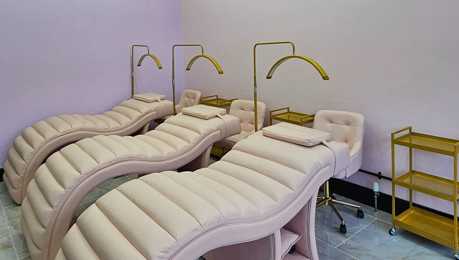 Luxurious treatment chairs at Silk Touch Lashes Edinburgh, Scotland, GB salon ready for clients.
