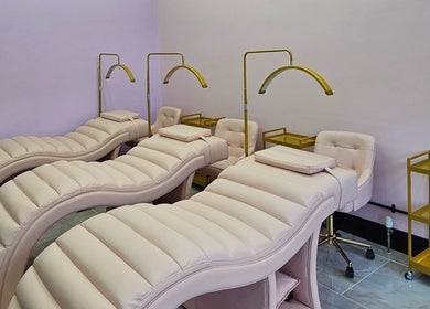Luxurious treatment chairs at Silk Touch Lashes Edinburgh, Scotland, GB salon ready for clients.