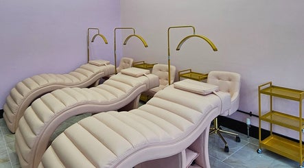 Luxurious treatment chairs at Silk Touch Lashes Edinburgh, Scotland, GB salon ready for clients.
