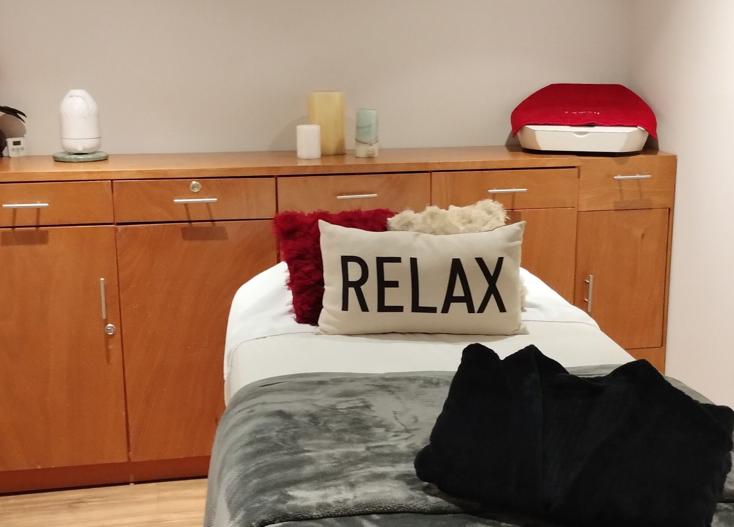 Sala de relajación en Spazio Spa Bienestar Integral, Ciudad de México, con cama y almohada 'RELAX'.