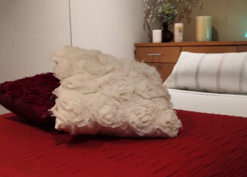 Almohadas decorativas en Spazio Spa Bienestar Integral, Ciudad de México, MX, ofrecen un toque acogedor.