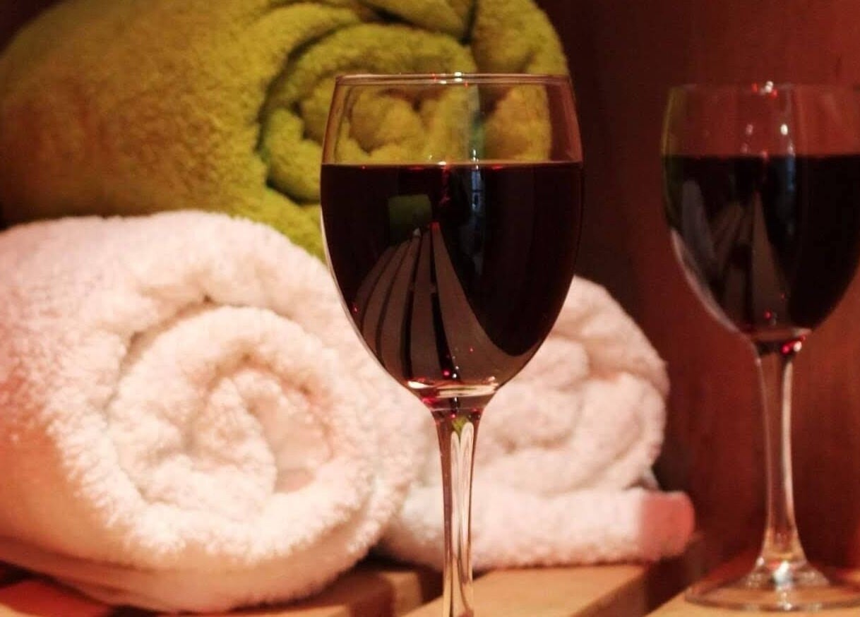 Copas de vino y toallas en Spazio Spa Bienestar Integral, Ciudad de México, Ciudad de México, MX.