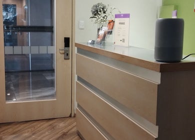 Entrada a Spazio Spa Bienestar Integral en Ciudad de México con mostrador moderno y decoración minimalista.