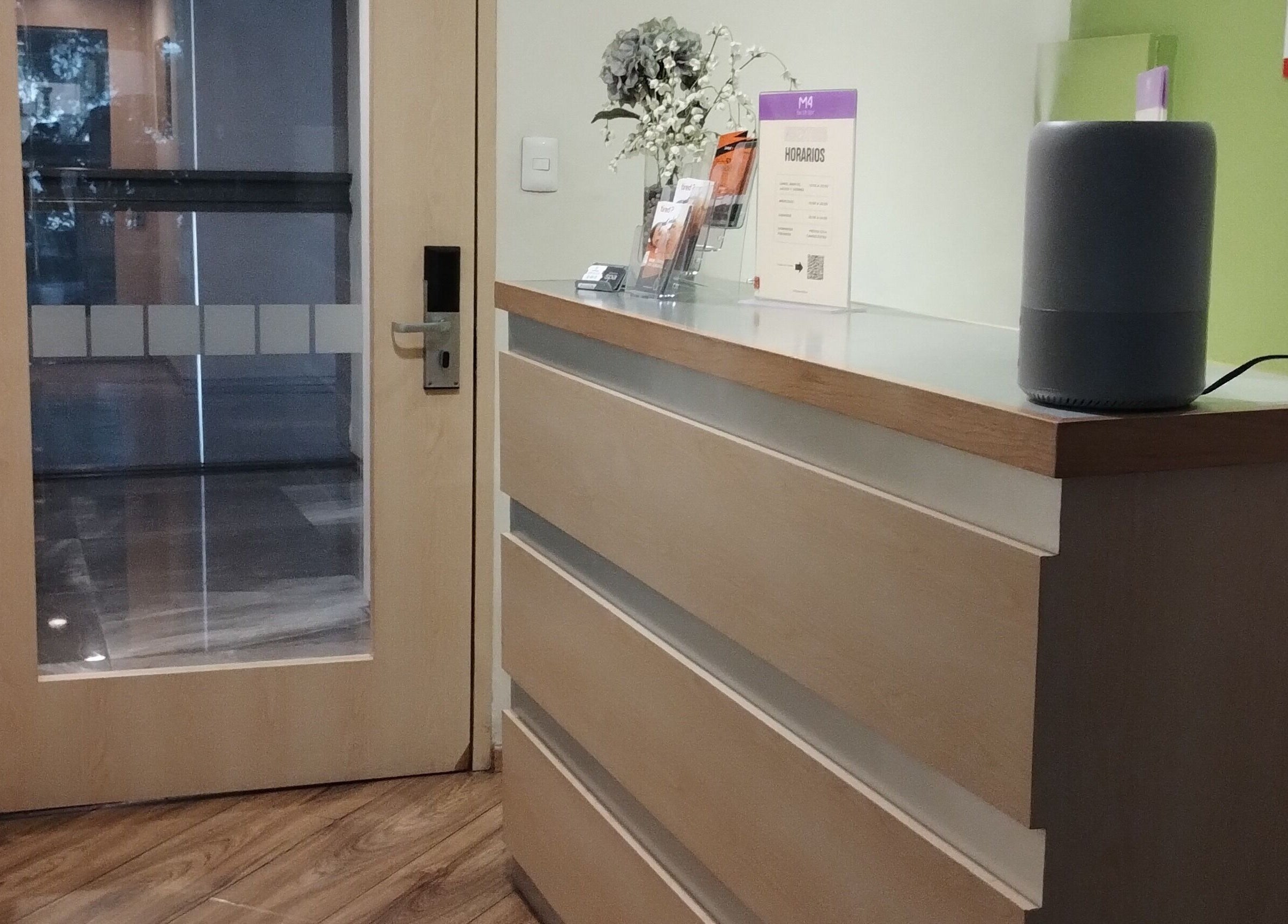 Entrada a Spazio Spa Bienestar Integral en Ciudad de México con mostrador moderno y decoración minimalista.