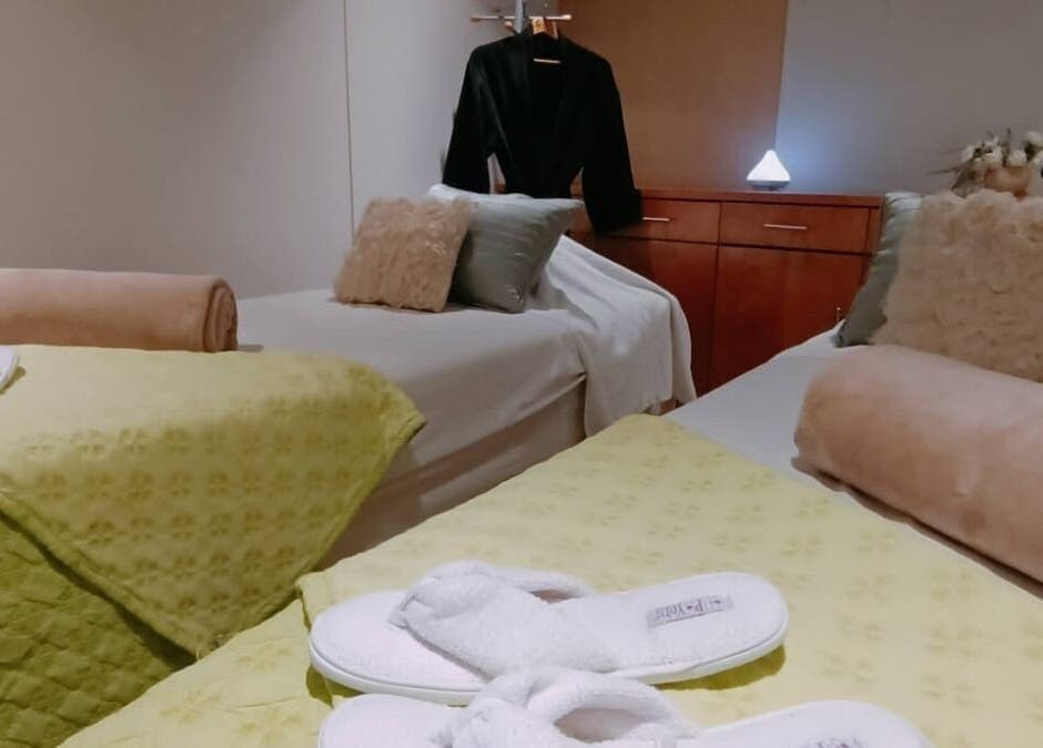 Habitación acogedora en Spazio Spa Bienestar Integral, Ciudad de México, con camas dobles y batas cómodas.