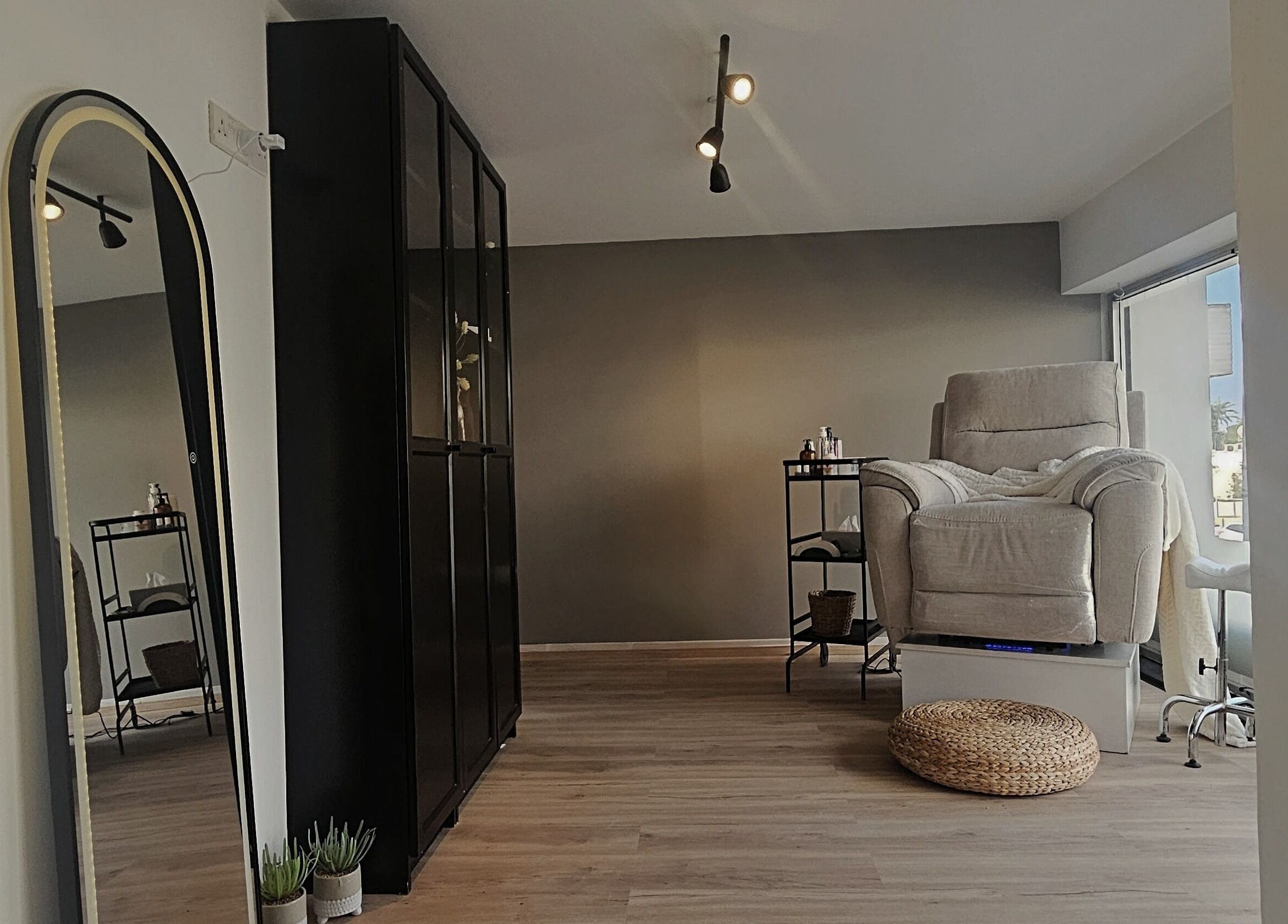 Αναπαυτική καρέκλα στη Valentina Beauty, Ακλαντζιά, Λευκωσία, Κύπρος, σε μοντέρνο περιβάλλον περιποίησης.