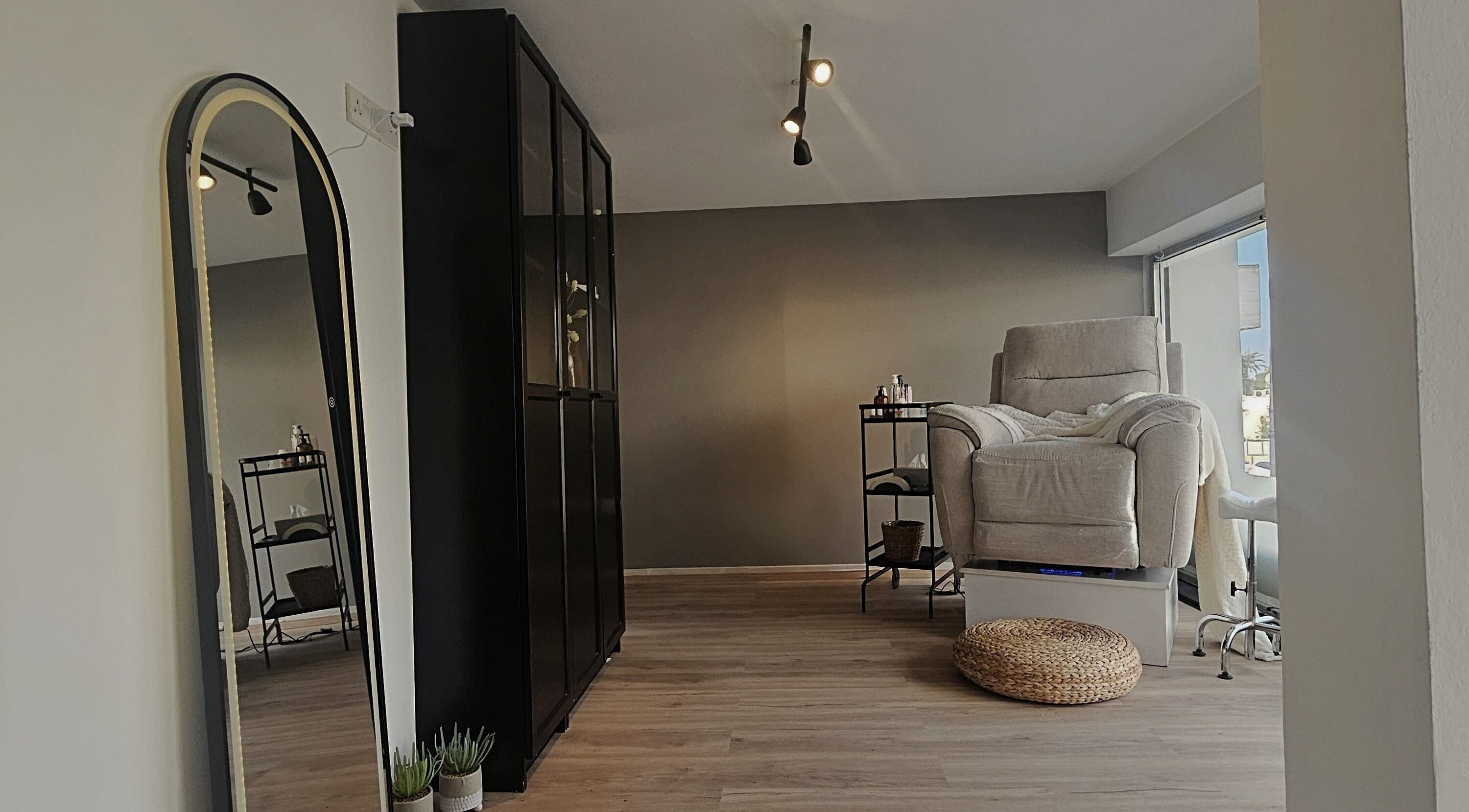 Αναπαυτική καρέκλα στη Valentina Beauty, Ακλαντζιά, Λευκωσία, Κύπρος, σε μοντέρνο περιβάλλον περιποίησης.