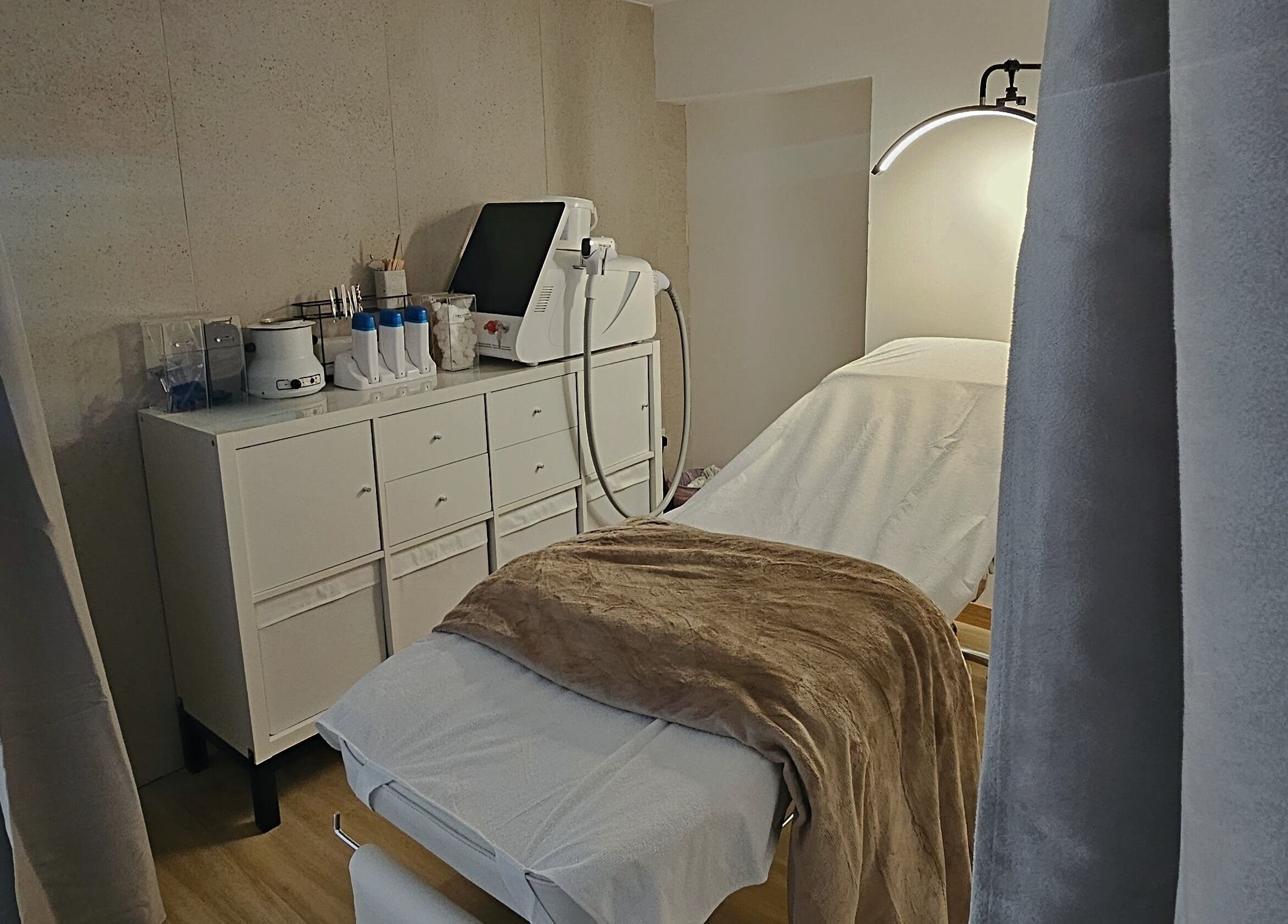 Θεραπευτικό δωμάτιο στο Valentina Beauty, Ακλαντζιά, Λευκωσία, Κύπρος με εξοπλισμό ομορφιάς.