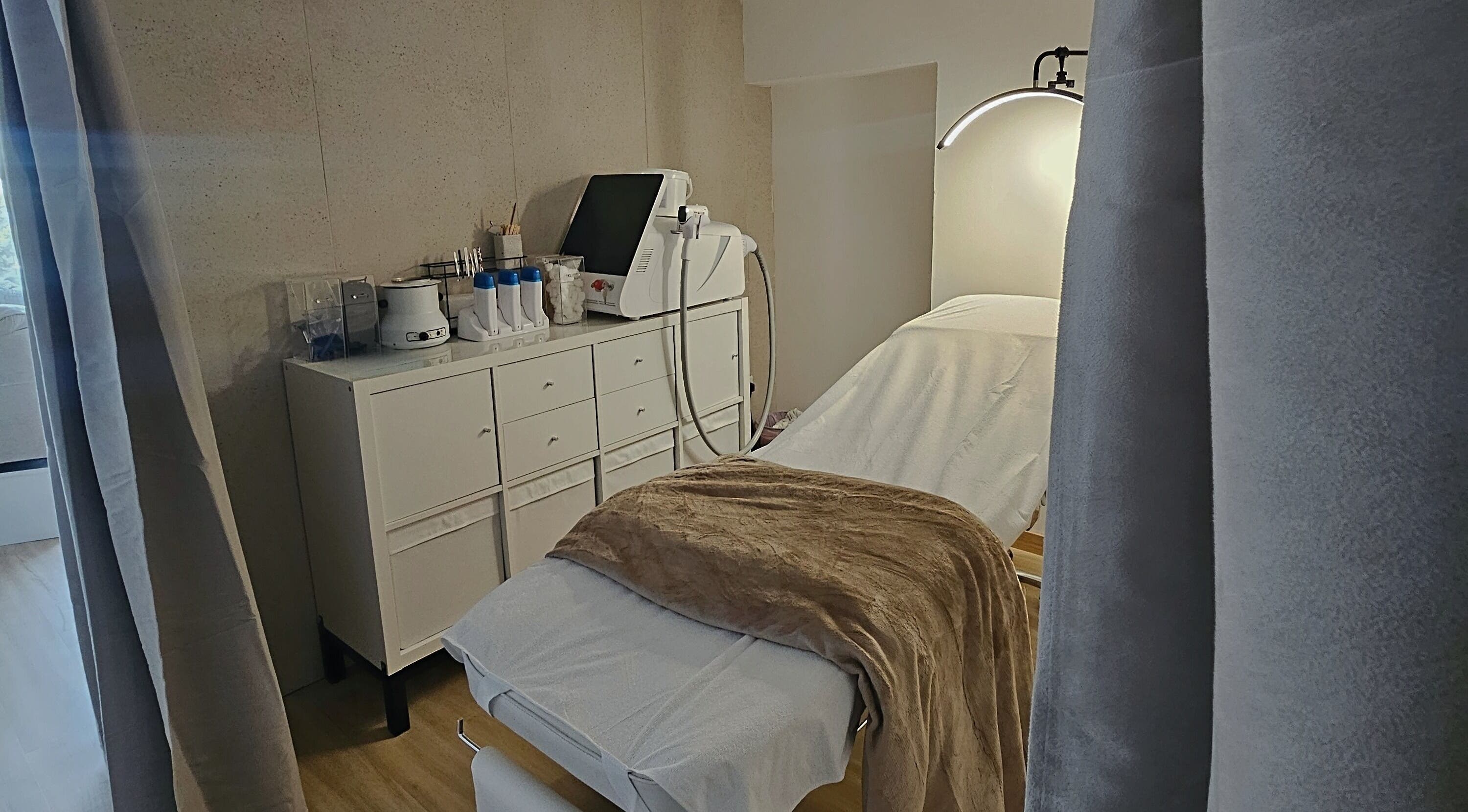 Θεραπευτικό δωμάτιο στο Valentina Beauty, Ακλαντζιά, Λευκωσία, Κύπρος με εξοπλισμό ομορφιάς.