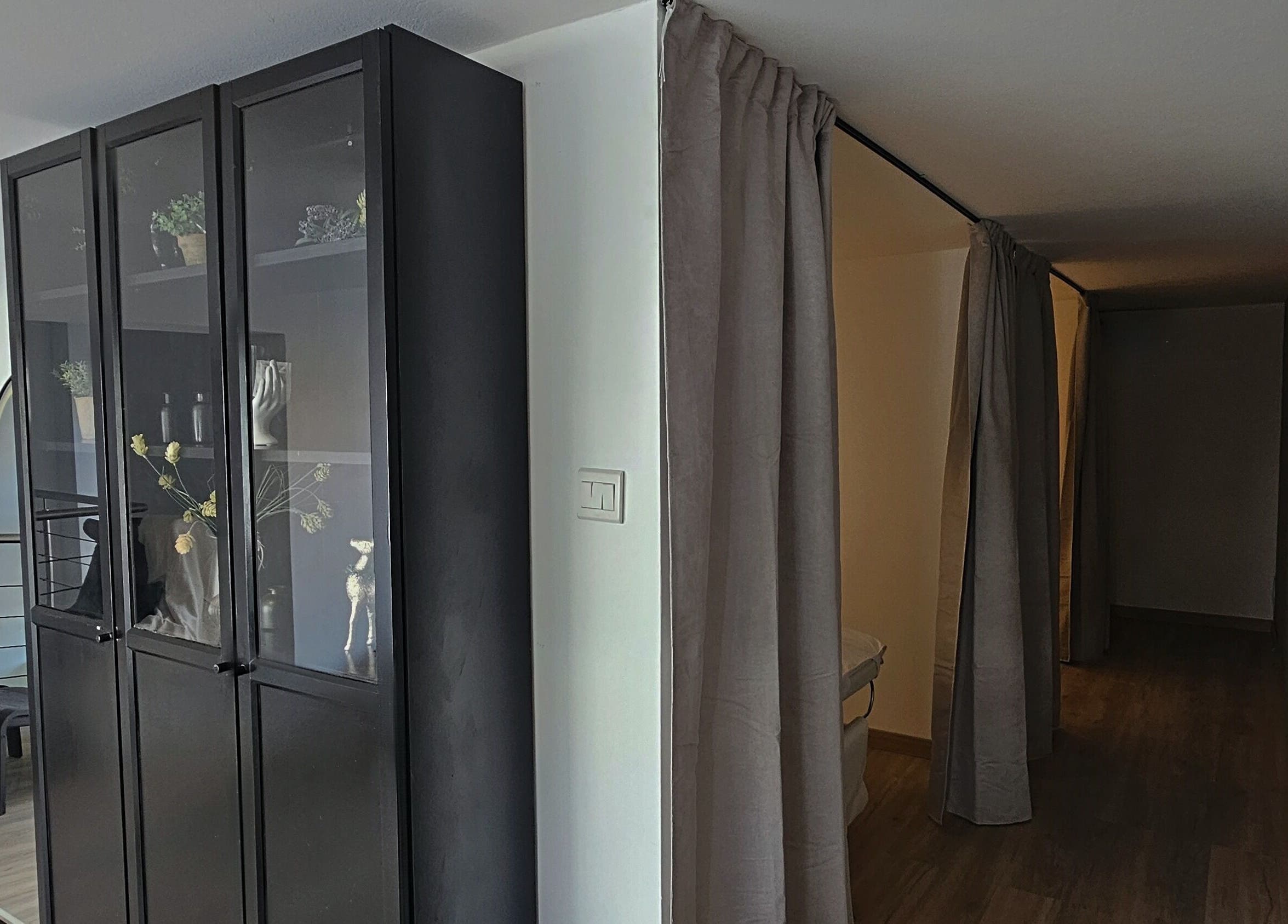 Κομψός χώρος με ντουλάπα στο Valentina Beauty, Aglantzia, Lefkosia, CY, δημιουργεί ηρεμία.