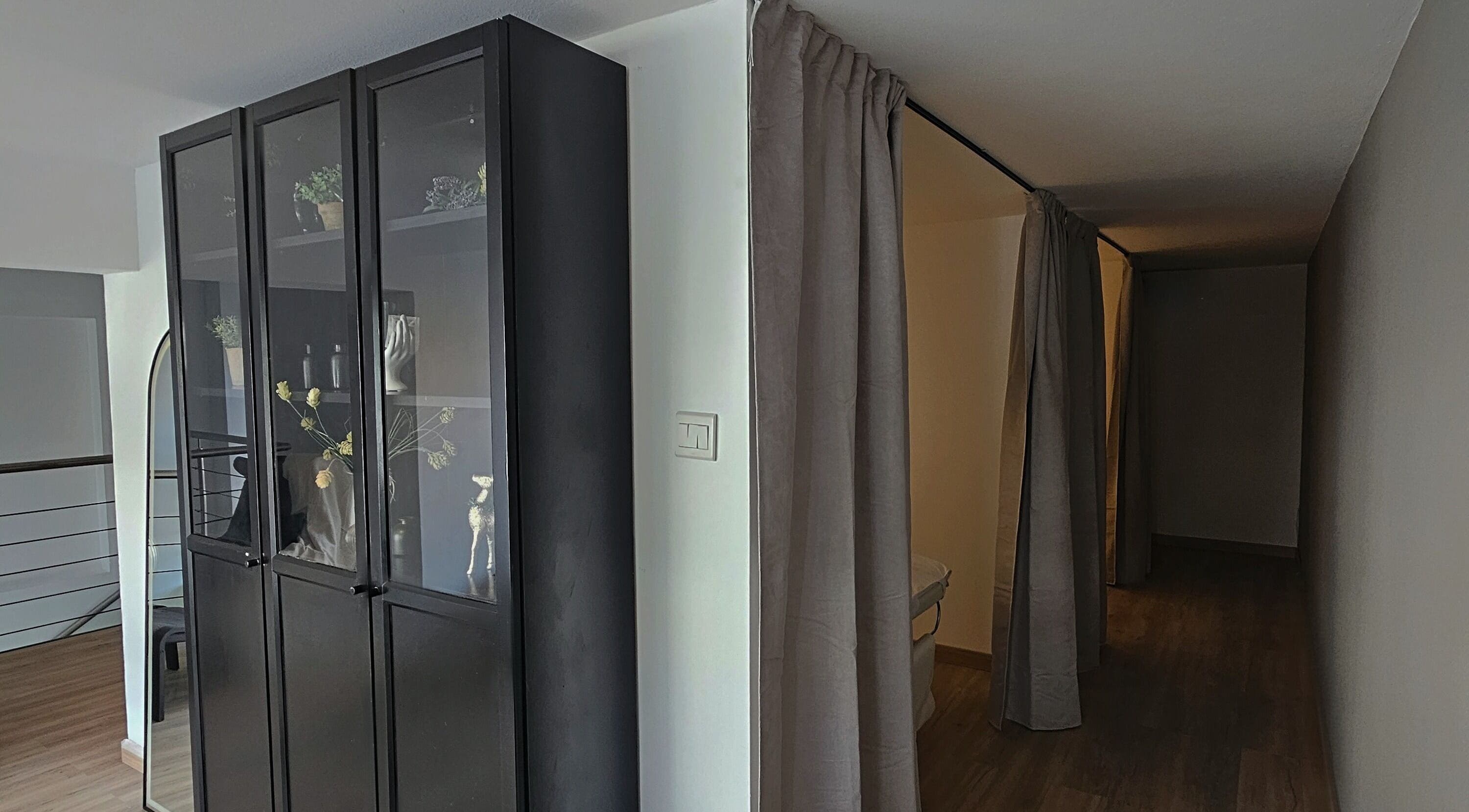 Κομψός χώρος με ντουλάπα στο Valentina Beauty, Aglantzia, Lefkosia, CY, δημιουργεί ηρεμία.