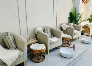 Cozy Mani-Pedi area at Mane Street Ladies Salon, إمارة رأس الخيمة, إمارة رأس الخيمة, AE with modern decor.