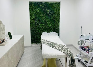 Relaxing spa room at Mane Street Ladies Salon in إمارة رأس الخيمة, AE with treatment bed and green decor.