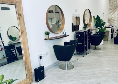 Stylish interior of Mane Street Ladies Salon in إمارة رأس الخيمة, AE, featuring modern seating and decor.