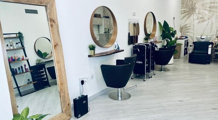 Stylish interior of Mane Street Ladies Salon in إمارة رأس الخيمة, AE, featuring modern seating and decor.