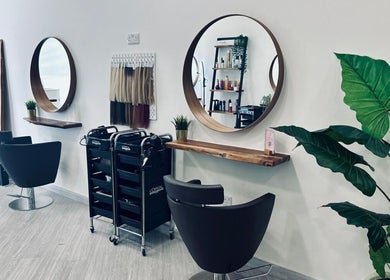 Modern salon chairs and mirrors at Mane Street Ladies Salon, إمارة رأس الخيمة, إمارة رأس الخيمة, AE.