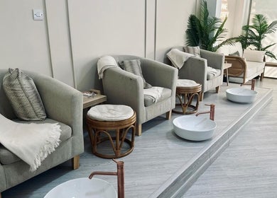 Tranquil seating area at Mane Street Ladies Salon, إمارة رأس الخيمة, AE with plush chairs and foot basins.