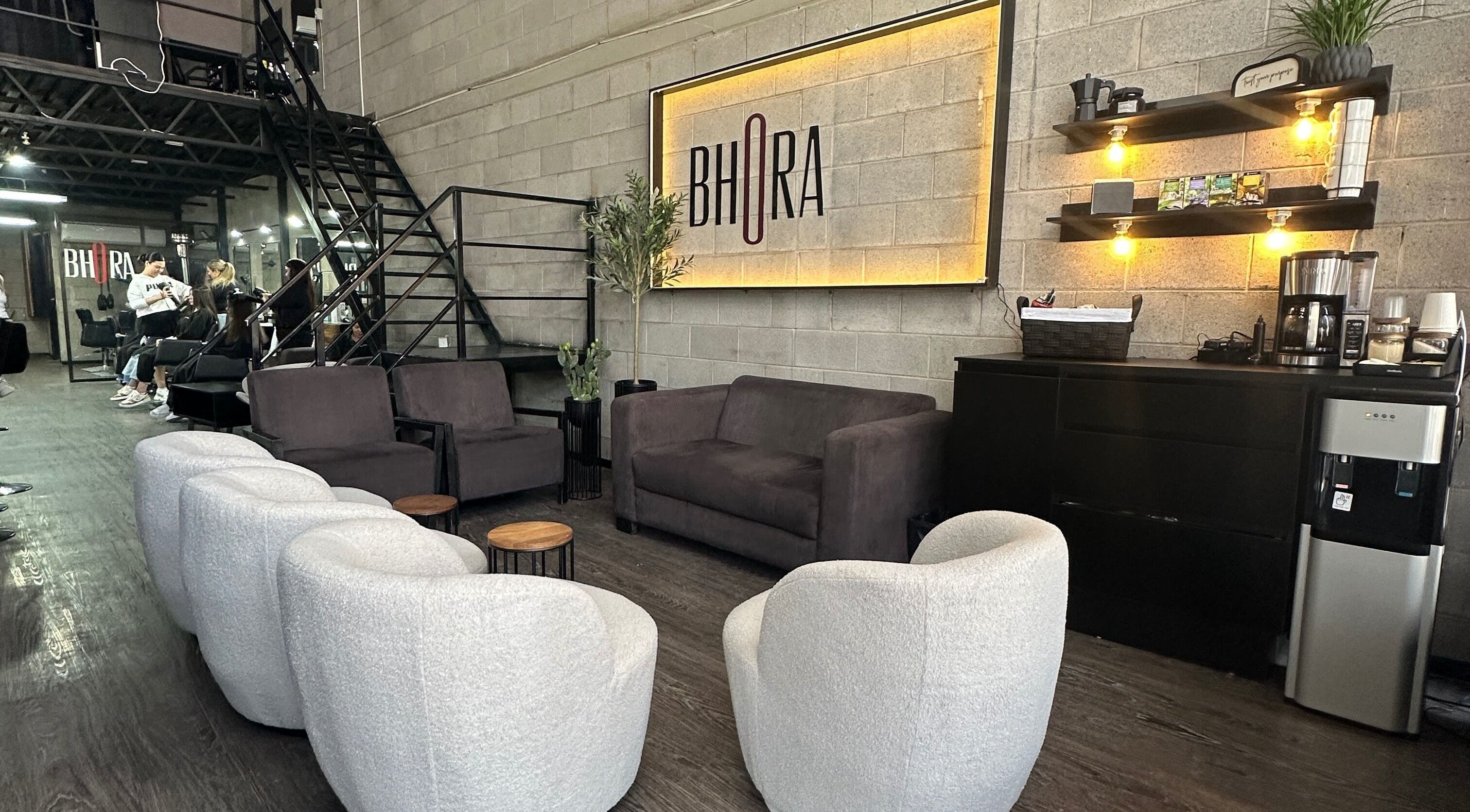 Área de espera elegante en Bhora Salón, Chihuahua, Chihuahua, MX.