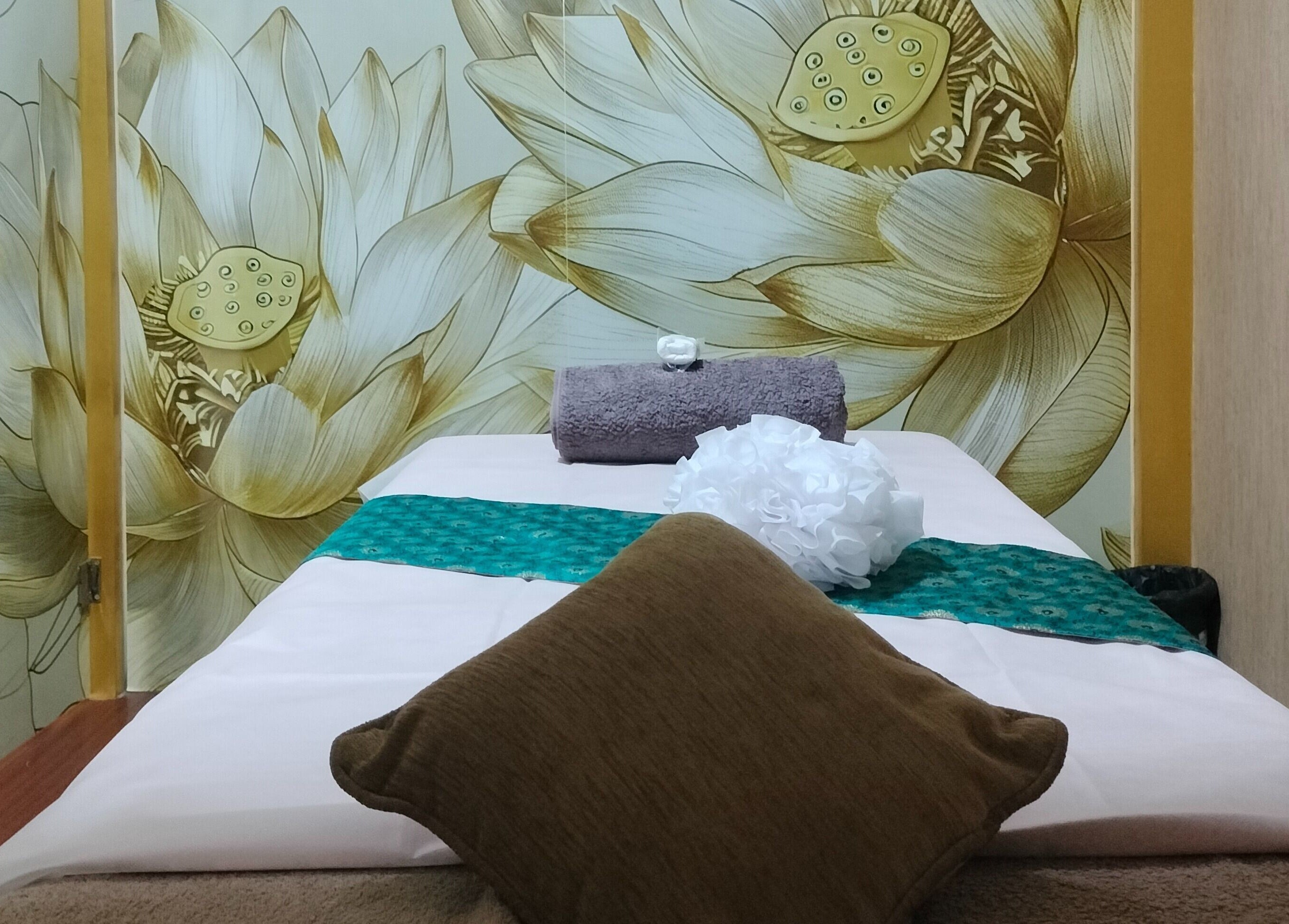 Relaxing massage room at Hasta Spa Besant Nagar, Chennai, Tamil Nadu, IN, featuring elegant floral decor.