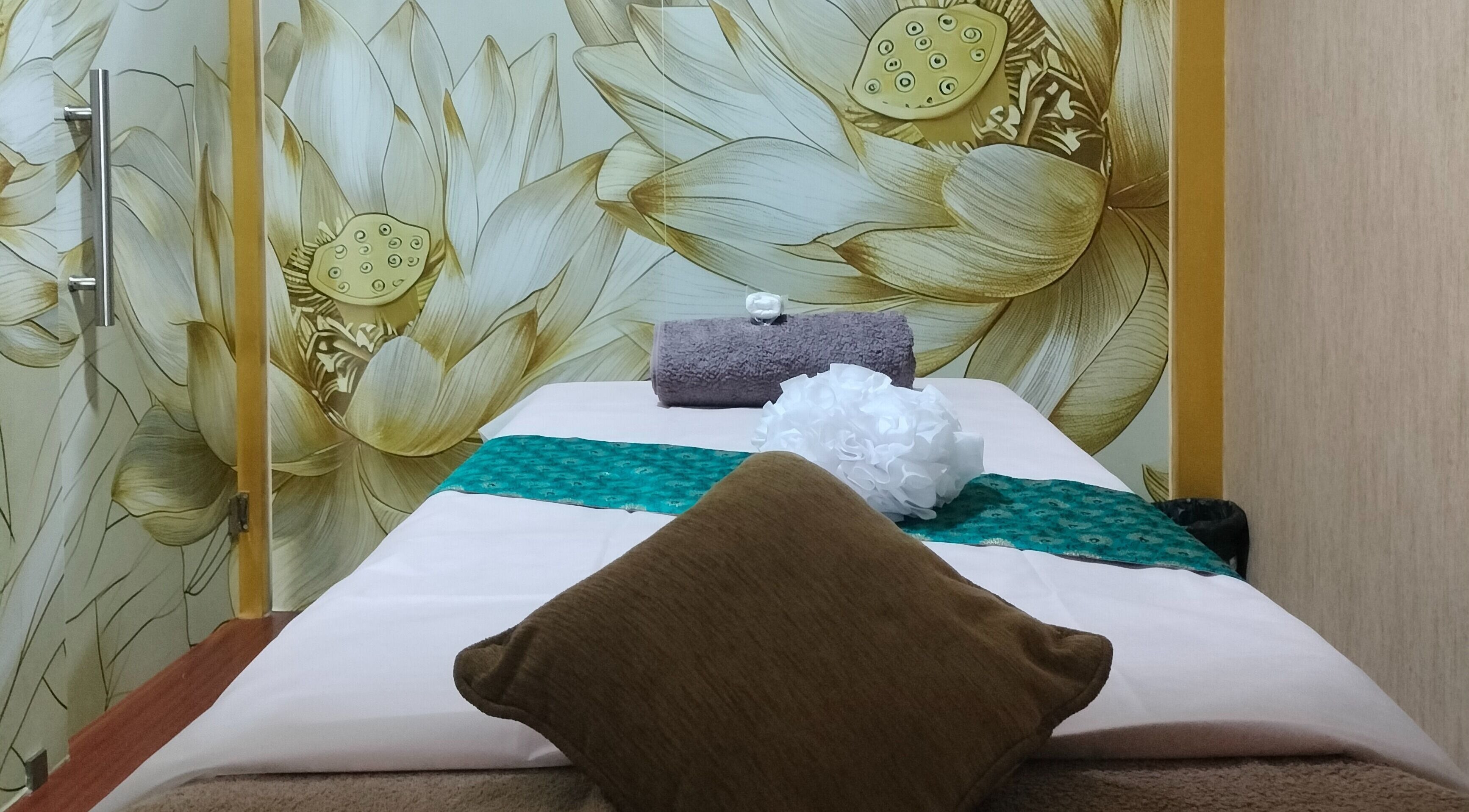 Relaxing massage room at Hasta Spa Besant Nagar, Chennai, Tamil Nadu, IN, featuring elegant floral decor.