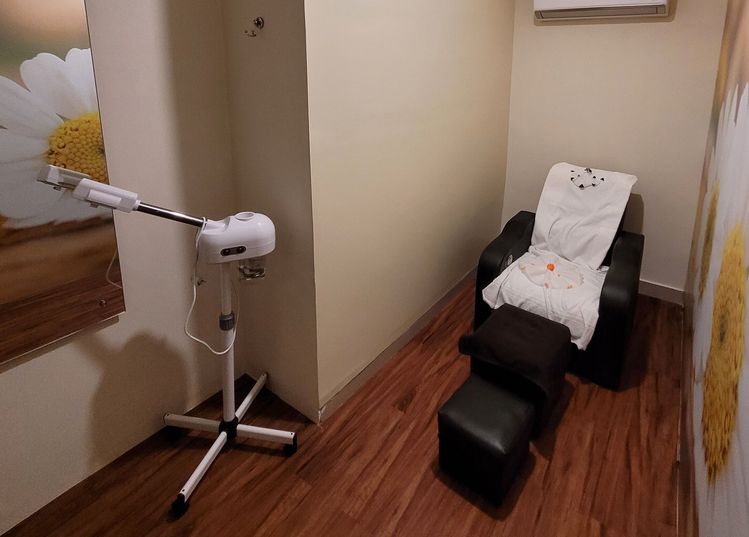 Relaxing spa treatment room at Hasta Spa Anna Nagar, Chennai, Tamil Nadu, featuring a massage chair.