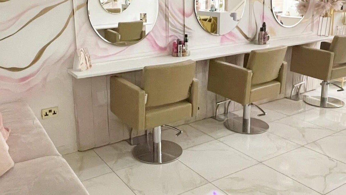 Modern salon chairs and mirrors at Dutchess Salon Glasgow, elegant setting in Glasgow, Scotland, GB.
