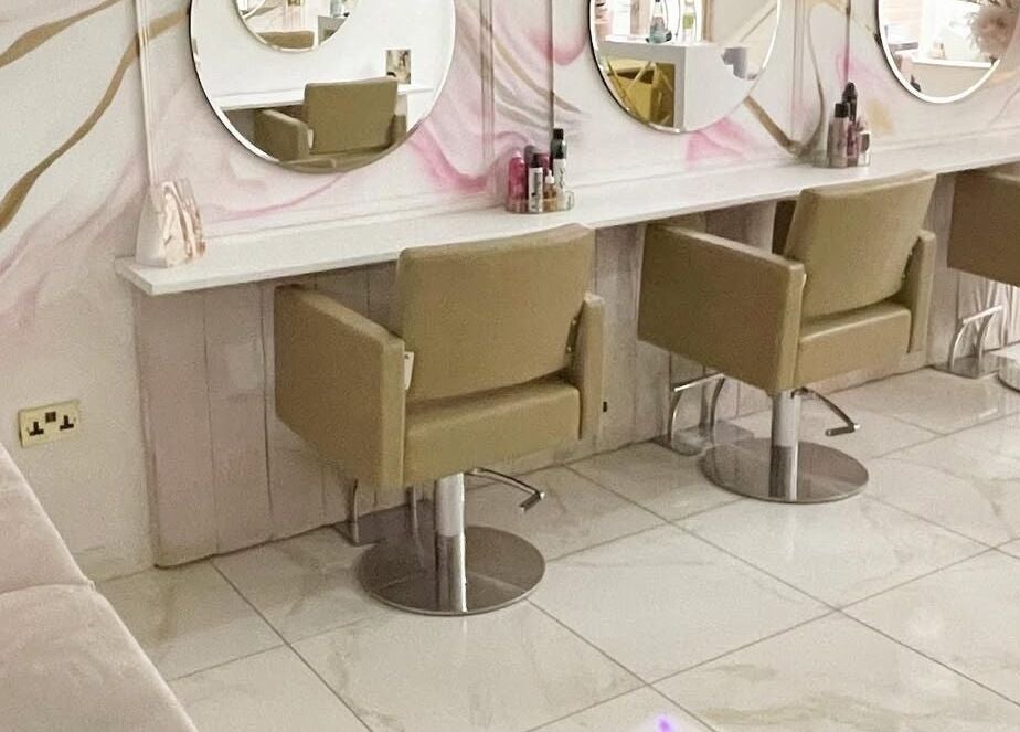 Modern salon chairs and mirrors at Dutchess Salon Glasgow, elegant setting in Glasgow, Scotland, GB.