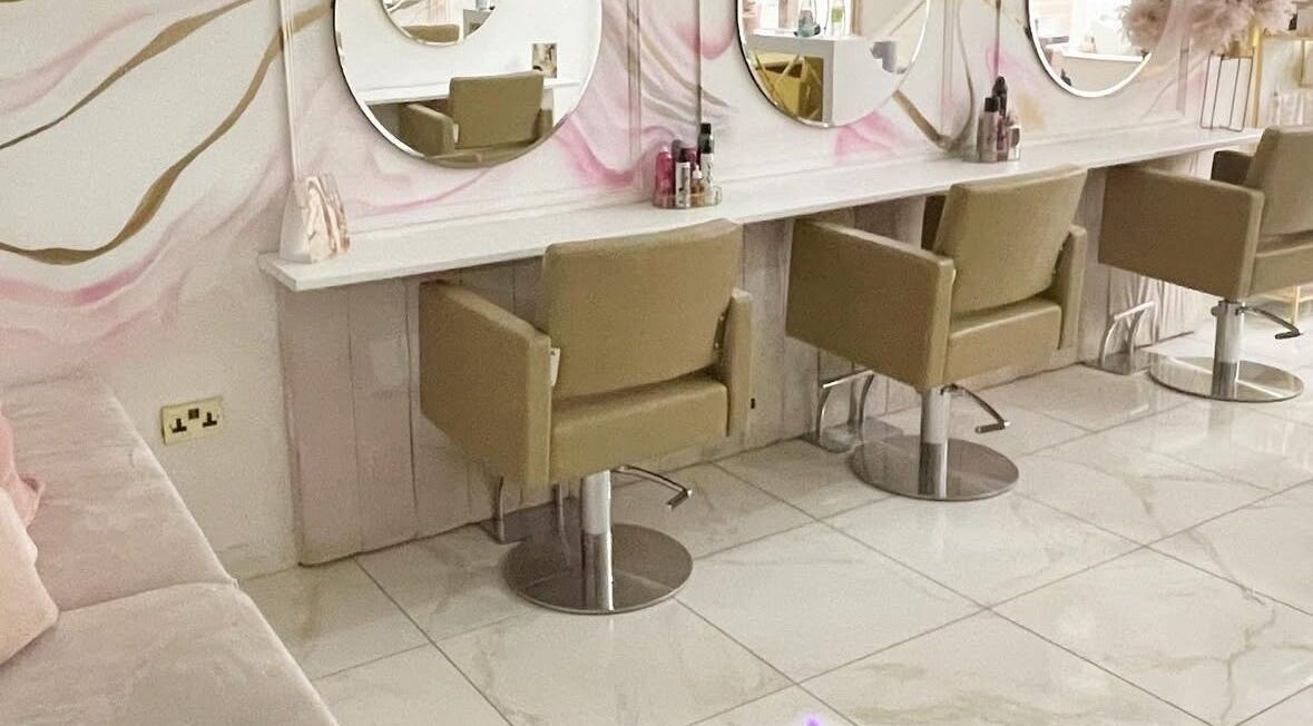 Modern salon chairs and mirrors at Dutchess Salon Glasgow, elegant setting in Glasgow, Scotland, GB.