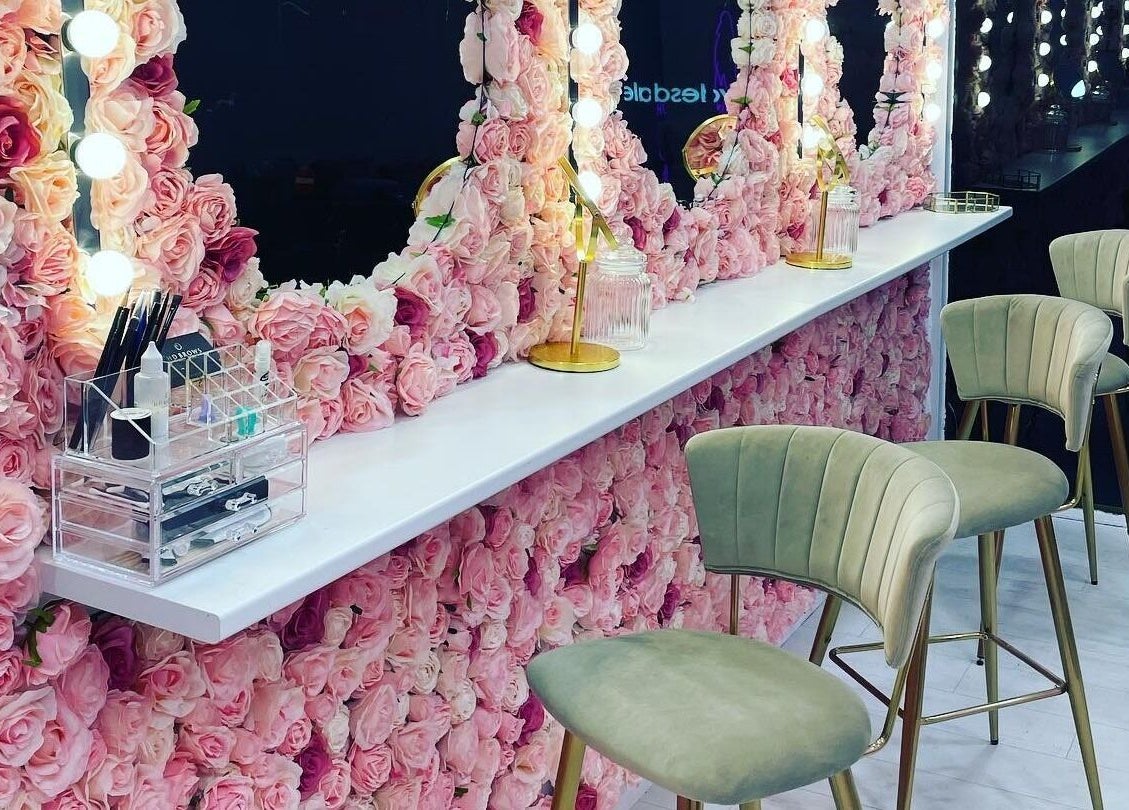 Luxurious styling station with pink roses at Dutchess Salon Glasgow, Glasgow, Scotland, GB.