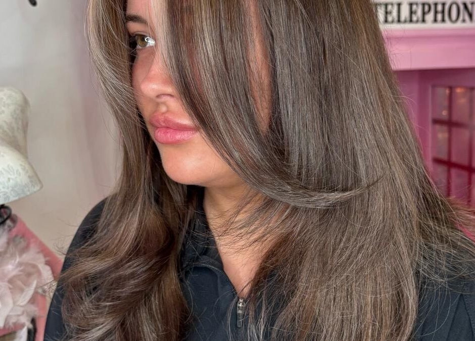 Stylish brunette hairstyle at Dutchess Salon Glasgow, showcasing chic elegance. Location: Glasgow, Scotland, GB.
