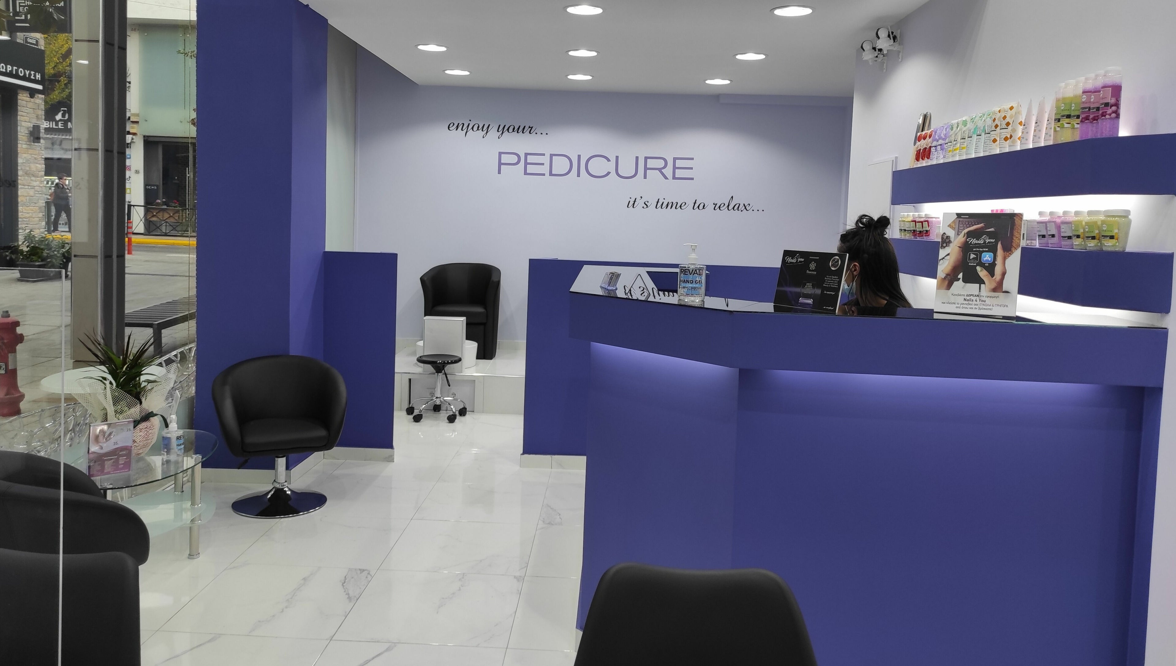 Κομψό σαλόνι περιποίησης στα Nails 4 You, Μαρούσι, GR με μαύρες καρέκλες και σύγχρονη διακόσμηση.