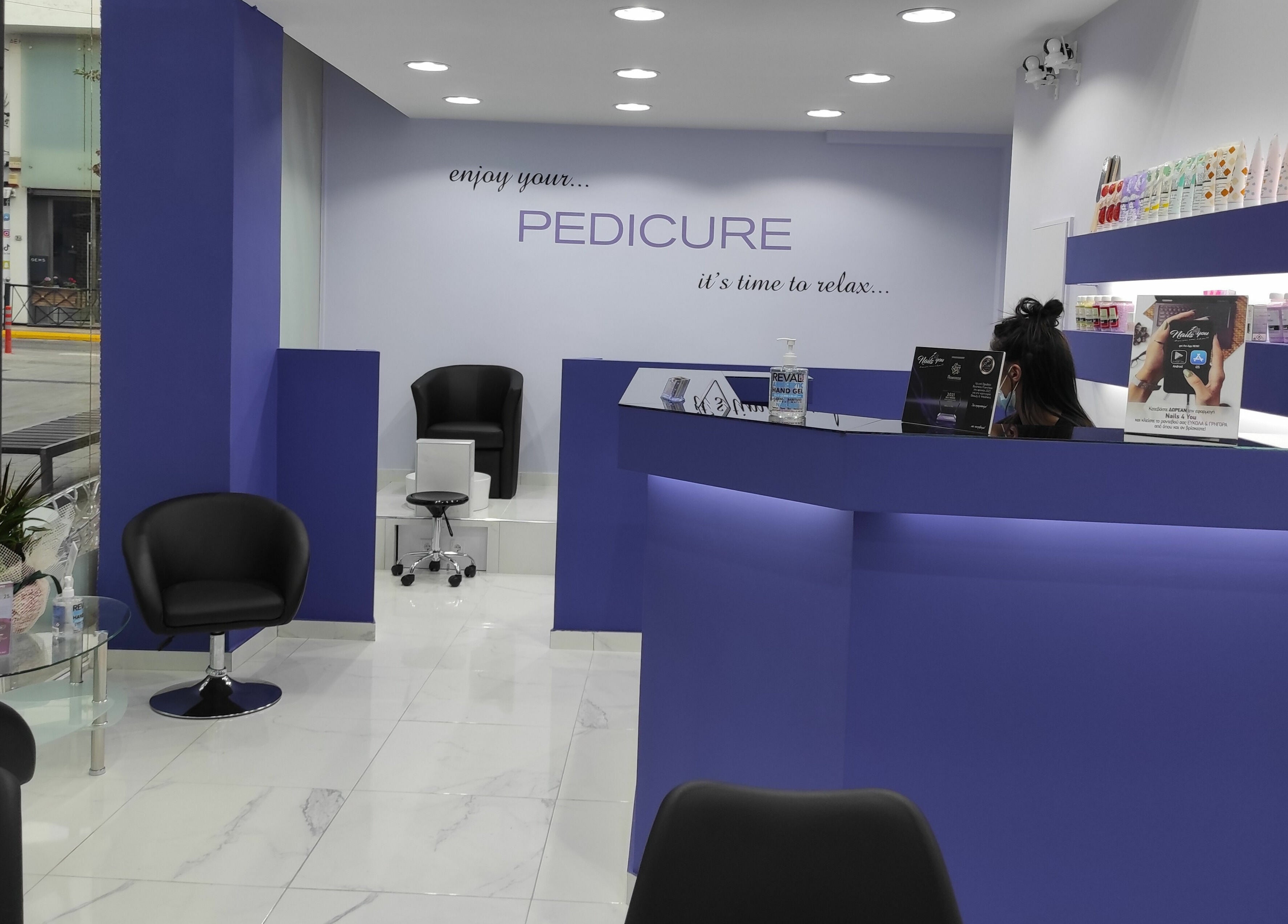 Κομψό σαλόνι περιποίησης στα Nails 4 You, Μαρούσι, GR με μαύρες καρέκλες και σύγχρονη διακόσμηση.