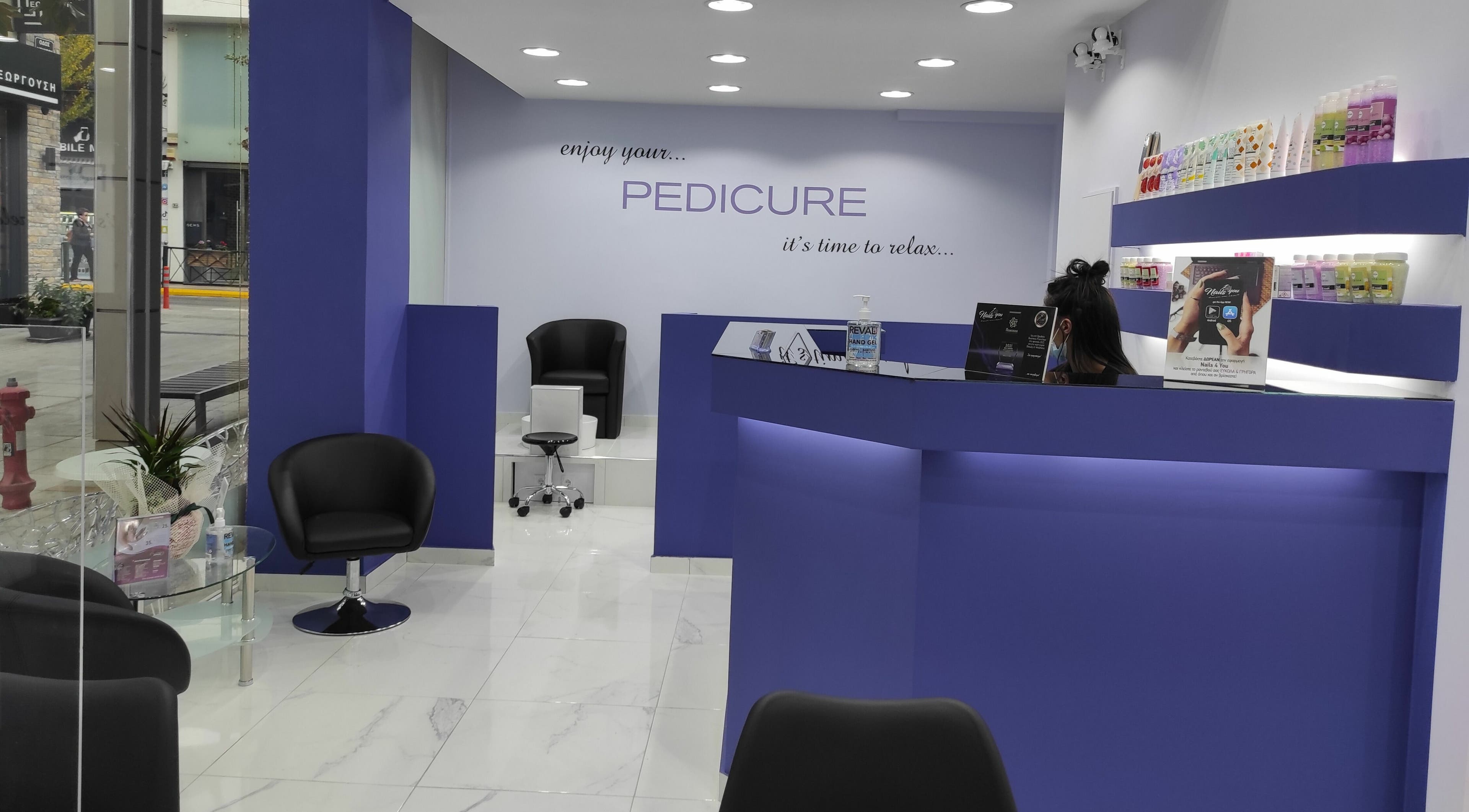 Κομψό σαλόνι περιποίησης στα Nails 4 You, Μαρούσι, GR με μαύρες καρέκλες και σύγχρονη διακόσμηση.