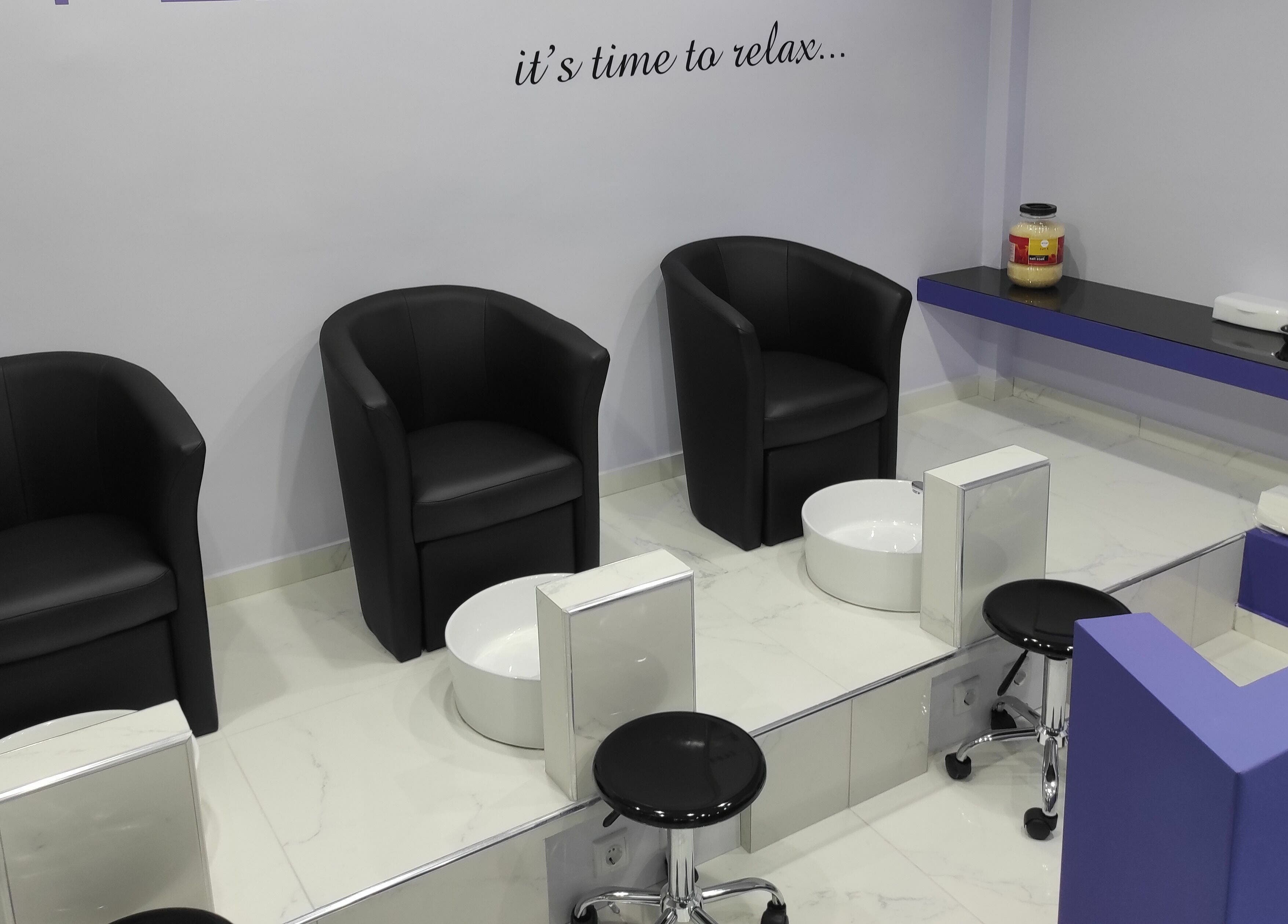 Πολυτελές lounge πεντικιούρ στο Nails 4 You, Μαρούσι, GR με άνετες καρέκλες και χαλαρωτική ατμόσφαιρα.