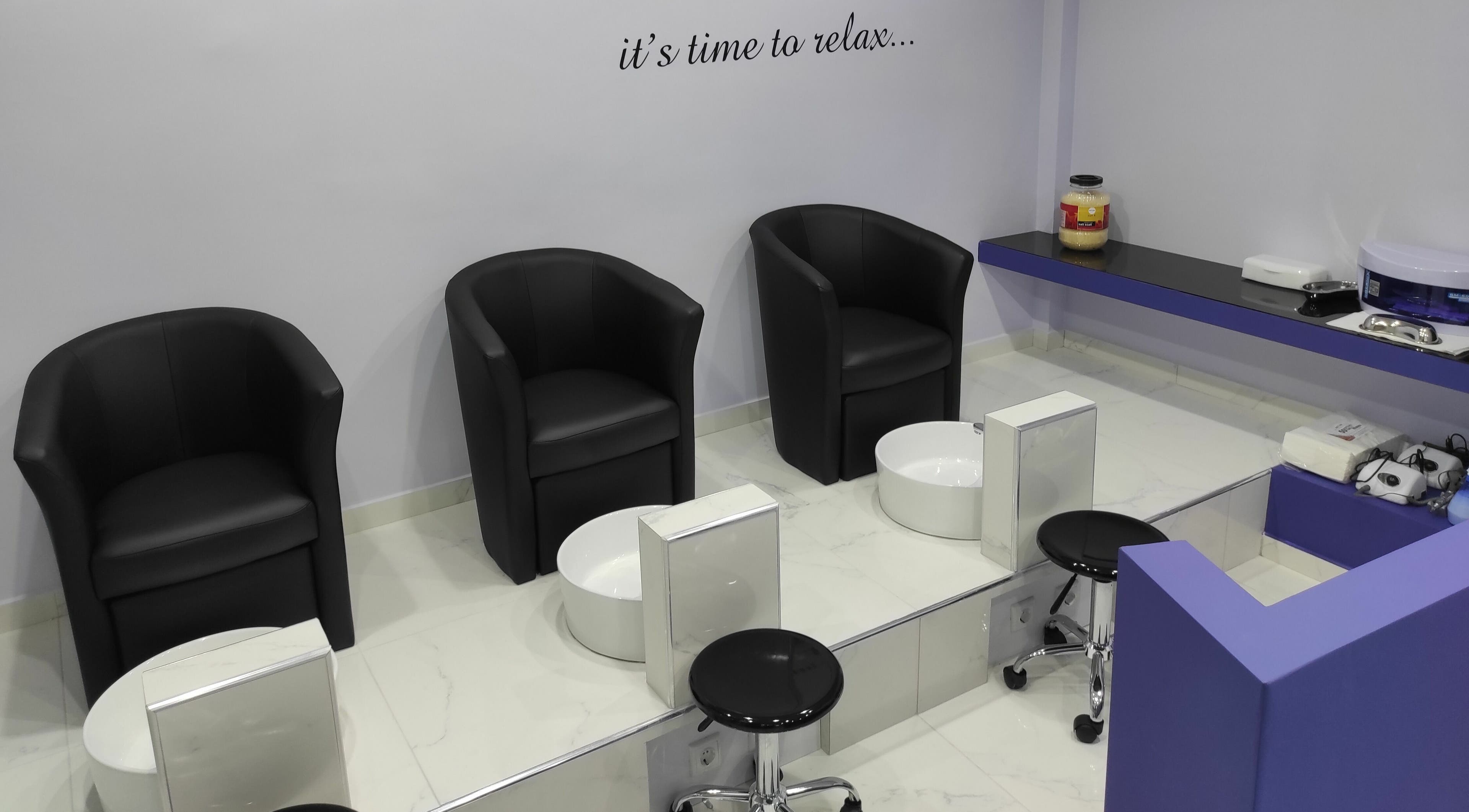 Πολυτελές lounge πεντικιούρ στο Nails 4 You, Μαρούσι, GR με άνετες καρέκλες και χαλαρωτική ατμόσφαιρα.