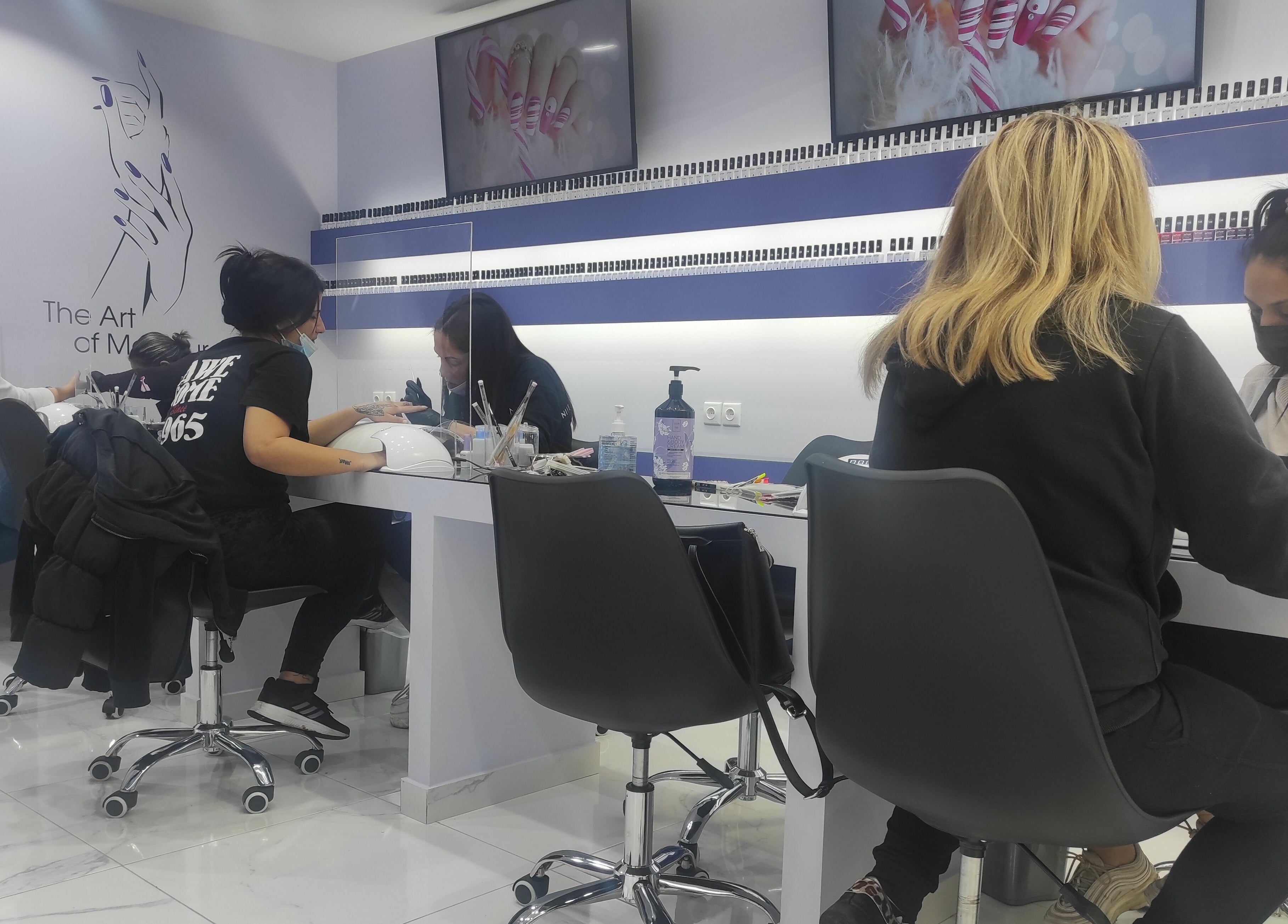 Εσωτερικό του Nails 4 You στο Μαρούσι, GR με πελάτες να απολαμβάνουν υπηρεσίες μακιγιάζ.