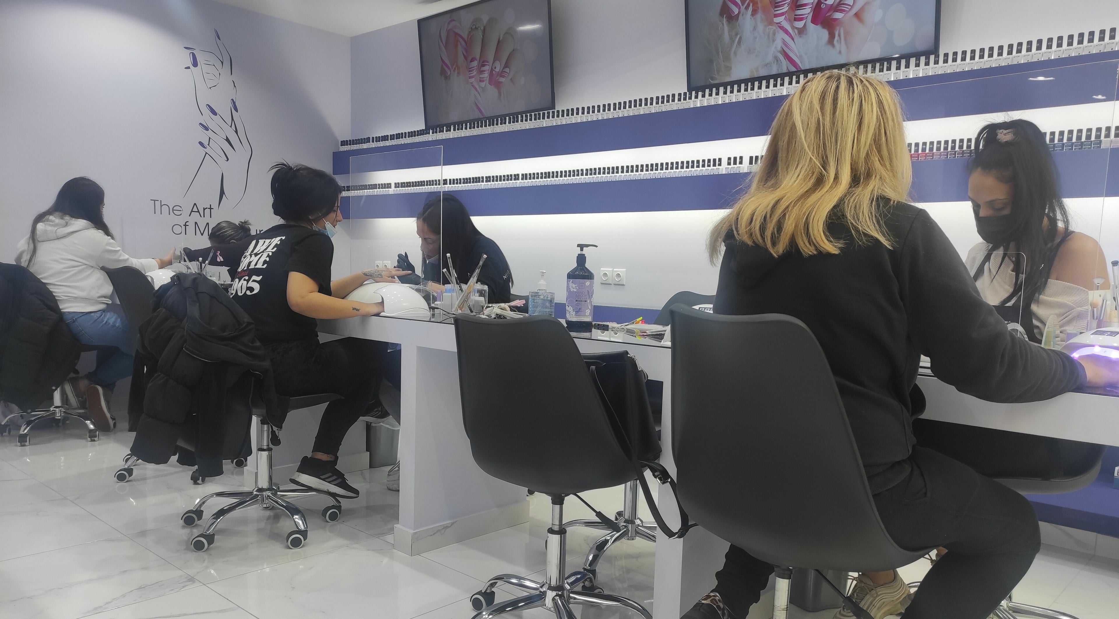 Εσωτερικό του Nails 4 You στο Μαρούσι, GR με πελάτες να απολαμβάνουν υπηρεσίες μακιγιάζ.