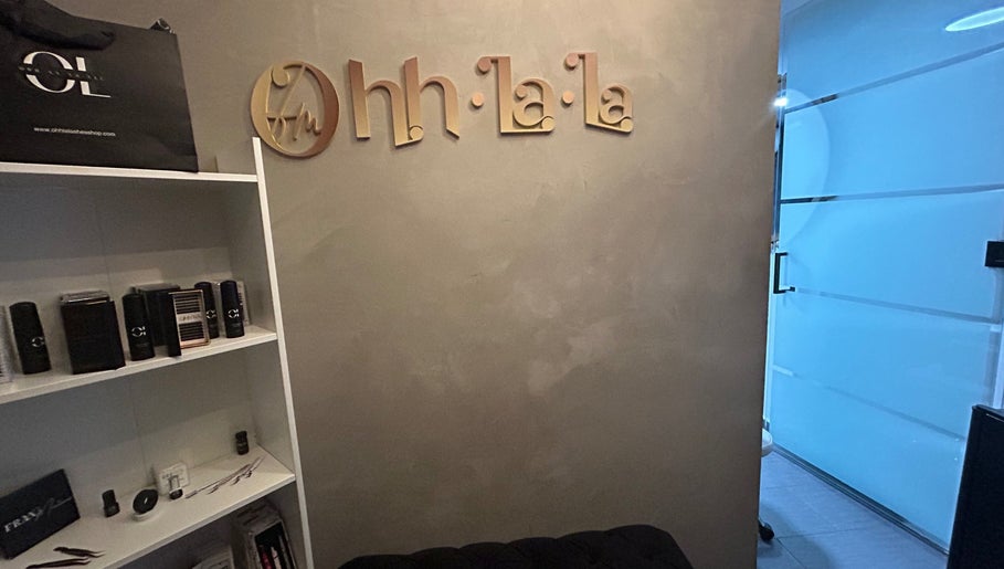 Entrada moderna de Ohh La Lashes Studio & Academy en San Juan, San Juan, PR.