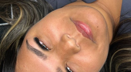 Cliente en Ohh La Lashes Studio & Academy mostrando pestañas recién hechas en San Juan, San Juan, PR.