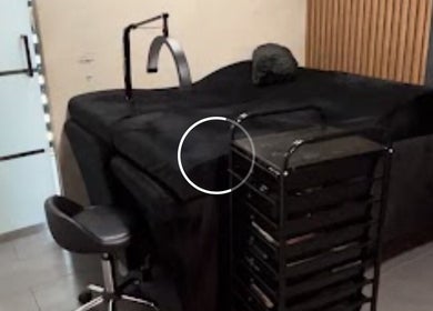 Sala de tratamiento en Ohh La Lashes Studio & Academy, San Juan, PR, con cama y silla de estilista.