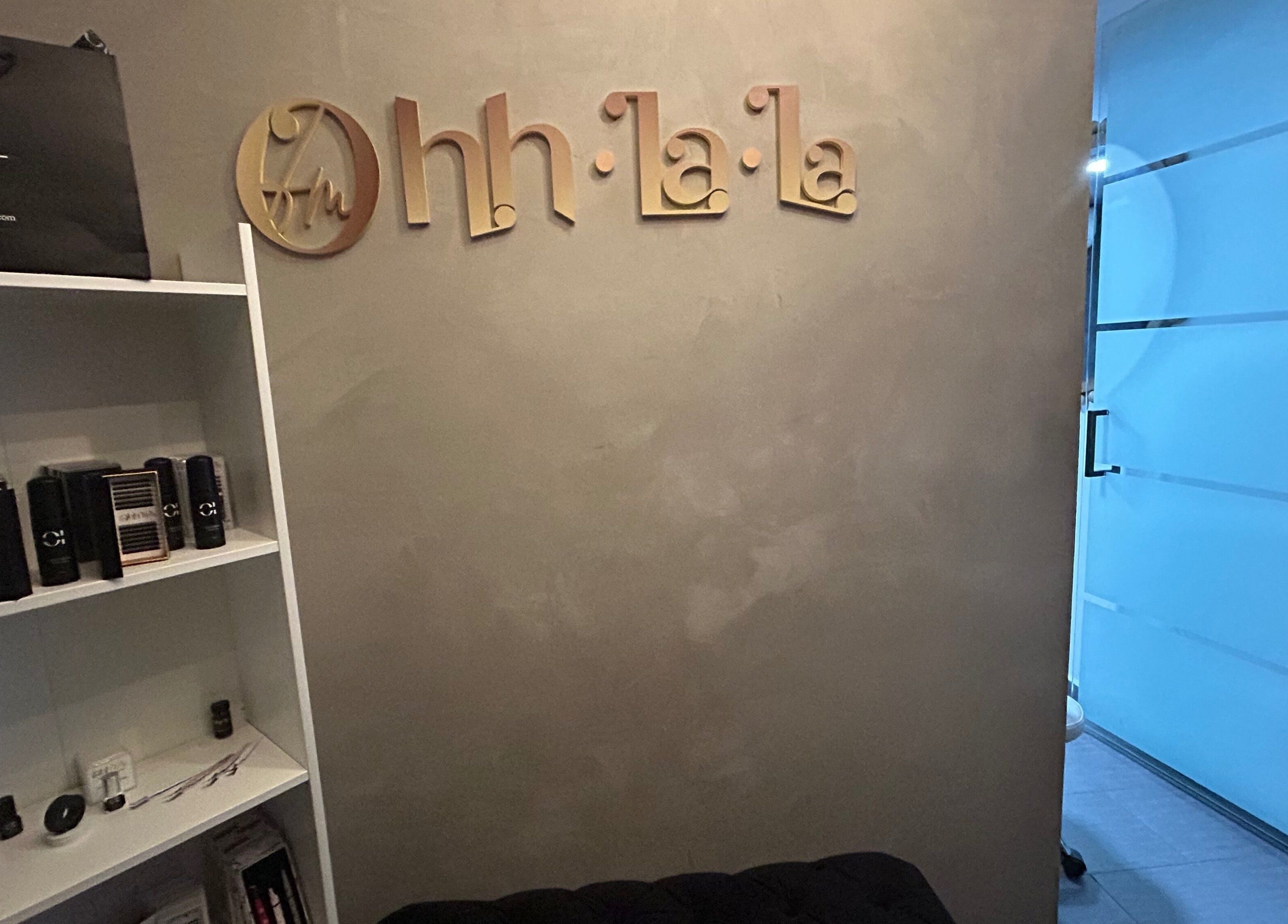 Interior de Ohh La Lashes Studio & Academy en San Juan, San Juan, PR con estante de productos.