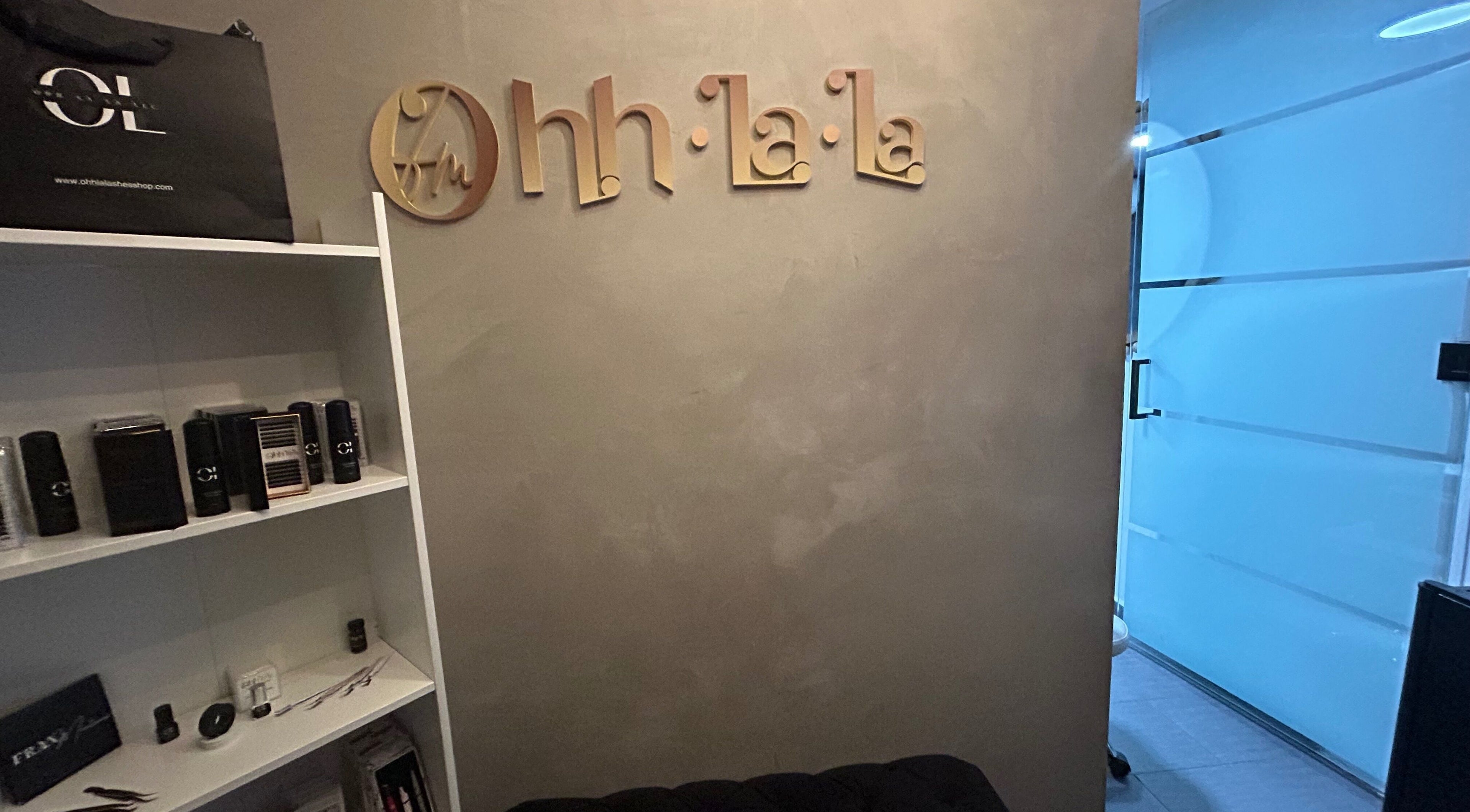 Interior de Ohh La Lashes Studio & Academy en San Juan, San Juan, PR con estante de productos.
