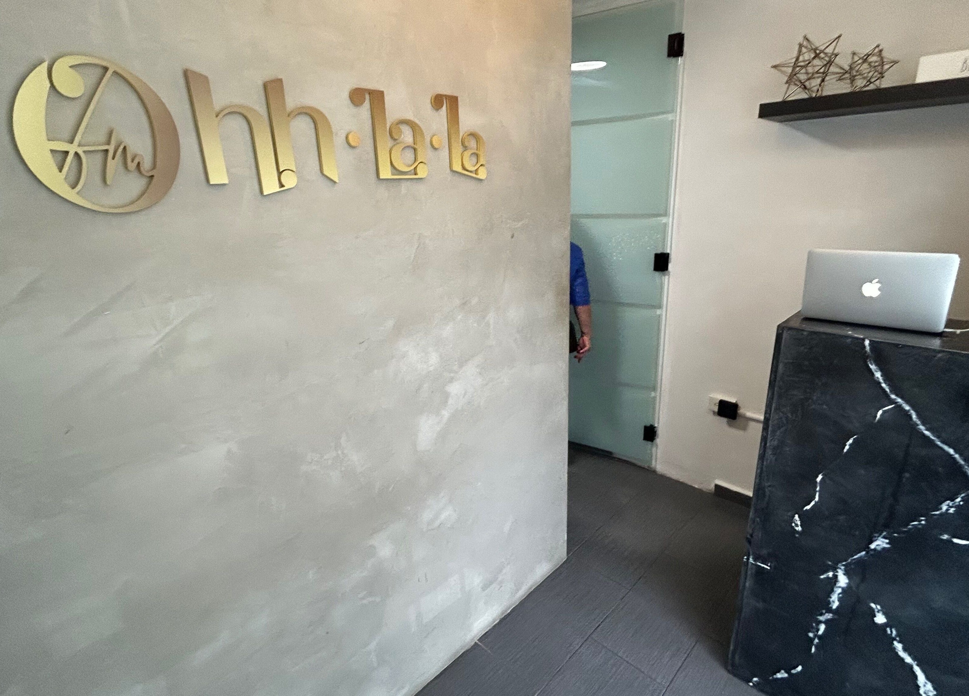 Recepción moderna de Ohh La Lashes Studio & Academy en San Juan, San Juan, PR, con decoración elegante.