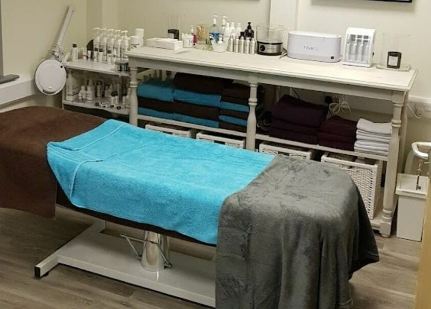 Cozy treatment room at Remote Therapies in Shillingford, England, GB, with a massage table and wellness products.