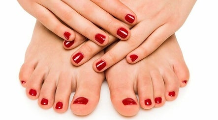 Bobby Dazzlers Nails and Beauty   image 3