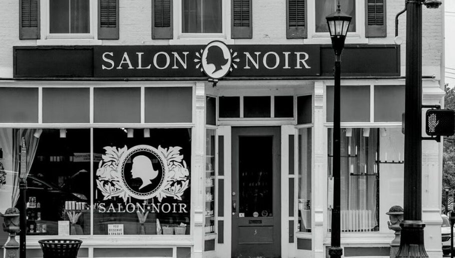 Dezirae at Salon Noir image 1