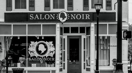 Dezirae at Salon Noir